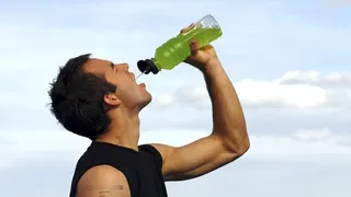 VIDEO - Minorii, interzis la energizante. Medici: Abuzul poate duce la moarte subită