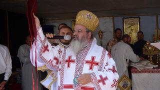 VIDEO - Episcopul Hușilor, infectat cu coronavirus. La începutul săptămânii, a intrat în contact cu peste o sută de credincioși