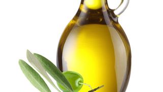 VIDEO - Piața e plină de ulei de măsline contrafăcut. Șefii bucătari ne explică ce să alegem