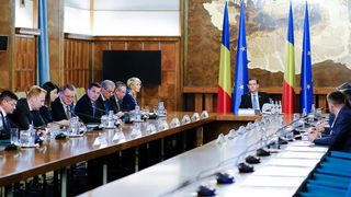 Guvernul alocă 100 de milioane de lei pentru laptop-uri şi materiale sanitare pentru elevi