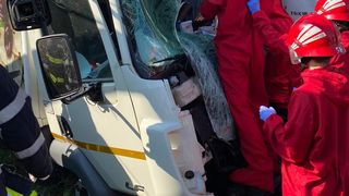 VIDEO - Accident cumplit cu două TIR-uri și o mașină. Un șofer a rămas încarcerat.