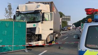 Patru români, morți pe o autostradă din Germania. Microbuzul lor, strivit de două TIR-uri românești!