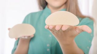 VIDEO - Acuzații dure, aduse în dosarul „Mafia Silicoanelor”. Și-au pus sâni pe banii statului