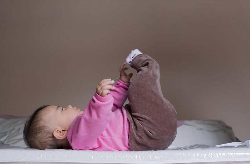 bebeluș cu un cuțit ruginit în spate