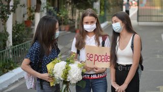 VIDEO - Prima zi de școală, emoții și restricții. Părinții n-au fost lăsați în curțile școlilor