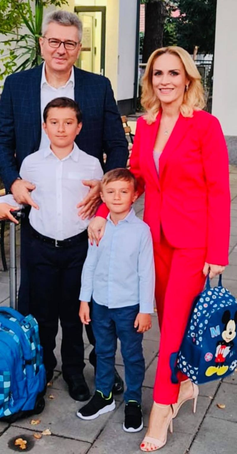 Gabriela Firea cu fiii la școală