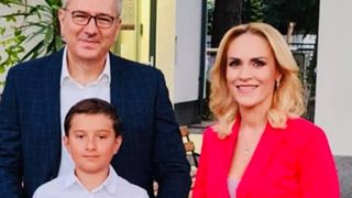 Gabriela Firea cu fiii la școală