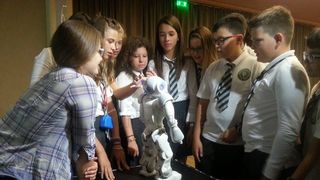 VIDEO - Roboțelul care ia temperatura elevilor. Director: Copiii se distrează