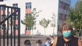 VIDEO - Scene șocante în prima zi de școală. Elevi trași cu sfoara de doamna învățătoare