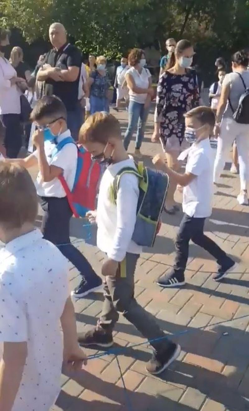 elevi trași cu sfoara