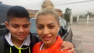 Aroganța Nicoletei Guță! Manelista și-a dus copilul în prima zi de școală cu bolidul de zeci de mii de euro FOTO