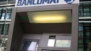 bancomat aruncat &icirc;n aer