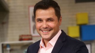 Cove c&acirc;știgă lunar aproape 30.000 lei! Cunoscutul prezentator tv &icirc;ncasează aproape dublu de la o emisiune față de salariul de manager de teatru EXCLUSIV