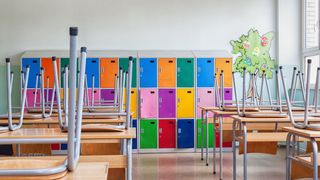 VIDEO - Nu-și lasă copiii la școala din altă comună. Părinți: Să rămână copiii în sat