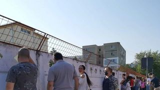 Imagini uluitoare din prima zi de școală a elevilor români: „Stăm la gard, ca la pușcărie îi așteptăm!”