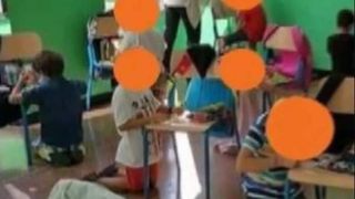 elevi puși în genunchi