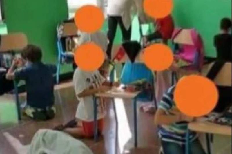 elevi puși în genunchi