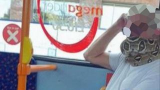 S-a urcat în autobuz cu un șarpe în loc de mască. "Când l-am văzut că mișcă, am țipat"