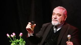 Ce salariu are soția marelui actor Alexandru Repan? Cu 31 de ani mai mică dec&acirc;t partenerul ei, Simona este angajată la minister EXCLUSIV