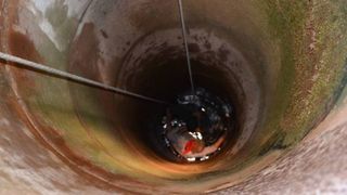 Un copil din Vrancea a căzut &icirc;ntr-o f&acirc;nt&acirc;nă ad&acirc;ncă de 22 de metri. Cum a decurs operaţiunea de salvare