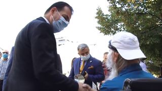 Gafa premierului Orban: l-a &icirc;ntrebat pe un bărbat &icirc;n scaun cu rotile &rdquo;ce viteză prinde&rdquo;