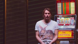 Actorul Marius Manole poartă o mască de protecție pe care e scris un mesaj incredibil: “Nu arunca chiștoace, strada nu e o scrumieră”