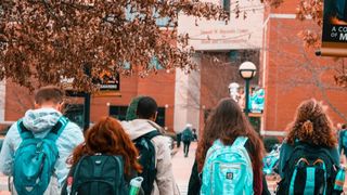 Scene halucinante! Un bărbat cu macetă i-a terorizat pe mai mulți elevi