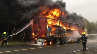 VIDEO - Tir cu ulei, în flăcări. Un cauciuc a explodat