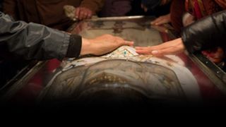 VIDEO - Sfânta Parascheva, racla scoasă mai devreme. Pupăm moaștele?