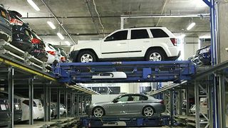 Cum sunt mutate mașinile de lux &icirc;ntr-un garaj automatizat. Imaginile par "ireale"