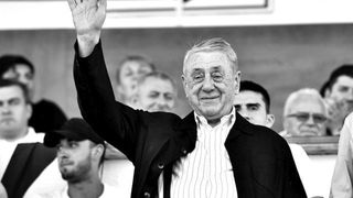 Cine a participat la înmormântarea lui Mircea Pascu? Răpus de coronavirus, fostul șef FRF a fost condus pe ultimul drum doar de câțiva oameni