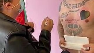 Cu ce tatuaj și-a cerut iubita în căsătorie acest bărbat