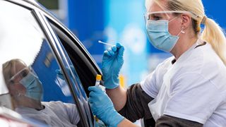 Testul prin gargară. Cum afli rapid dacă are coronavirus copilul tău