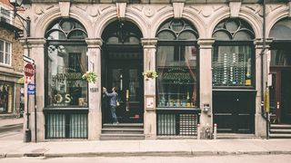 Un bărbat a ajuns &icirc;n stare gravă la spital după ce a fost agresat chiar &icirc;n faţa unui bar