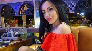 Partidul lui Traian Băsescu are cea mai provocatoare candidată la alegerile locale! Simona Iacob este creatoare de modă: „Ăsta-i talismanul tău norocos!” EXCLUSIV