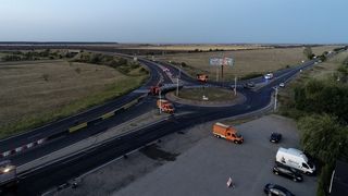 O cisternă încărcată cu 24 de tone de substanţă puternic inflamabilă s-a răsturnat la ieşirea din Buzău