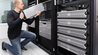 Stocarea SSD vs HDD: Cum sa alegi varianta potrivita pentru un pachet de servere dedicate?