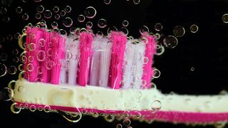 Cazul șocant al unui bărbat. A înghițit periuța de dinți în timp ce se spăla