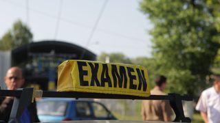 VIDEO - Pandemia îi lasă fără permise. Probele, întârziate