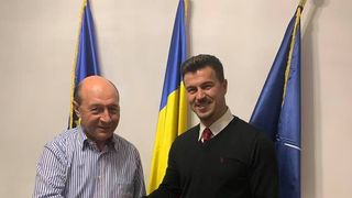 Iubitul Elenei Udrea s-a întâlnit cu Traian Băsescu la secția de votare! Adrian Alexandrov s-a certat cu prietenii din cauza fostului președinte!