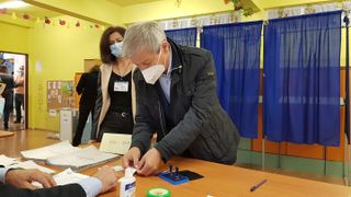 Dacian Cioloș, atac dur la adresa Gabrielei Firea chiar &icirc;n ziua alegerilor: &bdquo;S-au descoperit buletine de vot preștampilate cu Firea&rdquo;