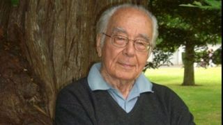 Ce mesaj a transmis Mihai Șora, filosoful de 104 ani, după ce a mers la vot. "Domnul cu ştampila a zis..." 