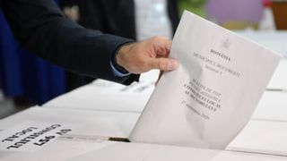 VIDEO - Aglomerație mare la primul vot în pandemie: Cozi uriașe la secțiile de votare