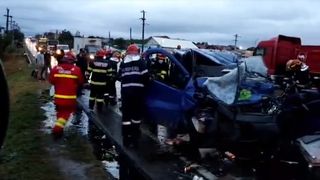 Accident cumplit, cu 13 victime. A fost activat codul ROȘU, după ce un TIR a spulberat un microbuz