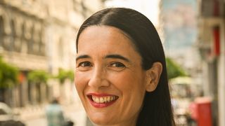 Clotilde Armand a supravieţuit unei drame de neimaginat! Două din fetele ei au murit, una lovită de un motociclist, cealaltă în pătuţul ei de sugar!