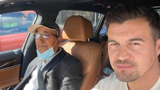 Iubitul Elenei Udrea a povestit ce a pățit azi cu un necunoscut: ”Cu ochii înlăcrimați, mi-a mulțumit din nou pentru plimbare și pentru ajutor!”