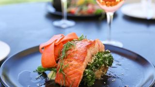  Ce tipuri de vin trebuie să bei la somon