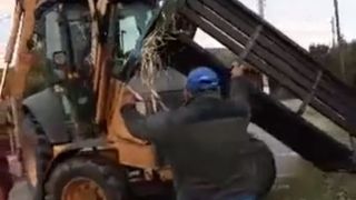 VIDEO - Banca și becul, luate de primar. Primarul: Să le vină mintea!