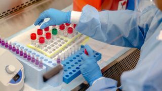 Avertismentul făcut de cercetătorii britanici: "Viaţa nu va reveni la normal prea curând"