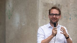 Germanul care a fost votat primar la Timișoara a dat șpagă la vamă ca să intre în România! Dominic Fritz: “Cu fața mea de neamț inocent mă prefăceam că nu înțeleg românește”